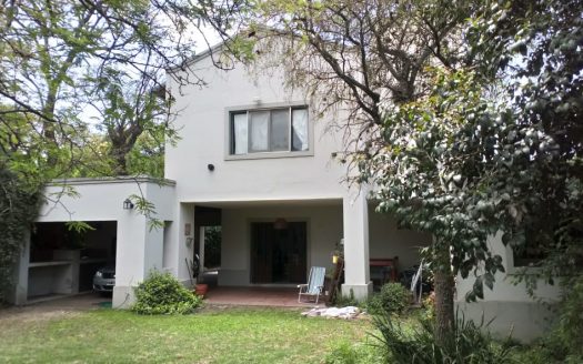 Villa Allende Golf. Gran casa con hermoso parque y pileta