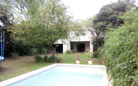 Villa Allende Golf. Gran casa con hermoso parque y pileta