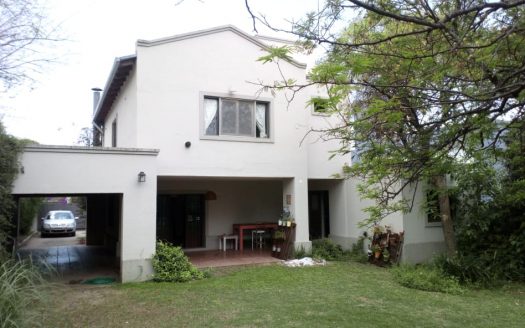 Villa Allende Golf. Gran casa con hermoso parque y pileta